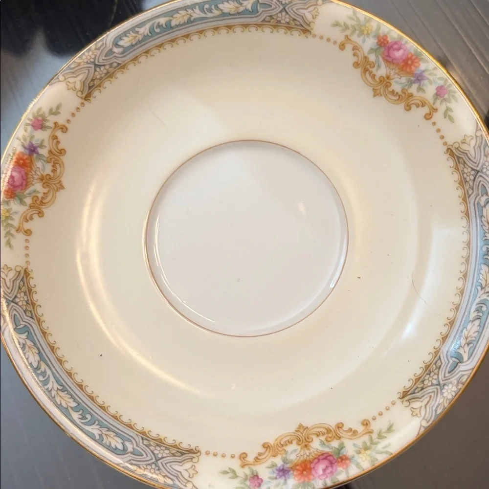 Fine China Vintage set of 5 matching tea cups and saucer’s.